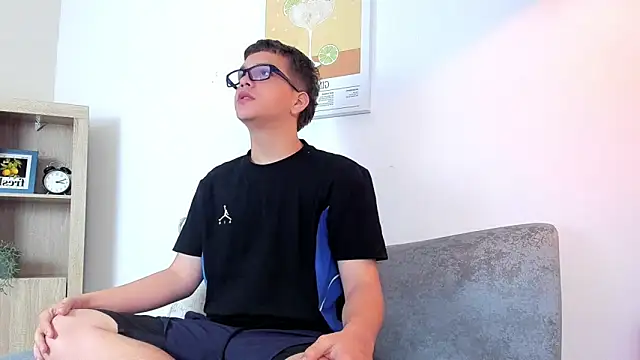 dennis hills online show from 25, 3, 2026