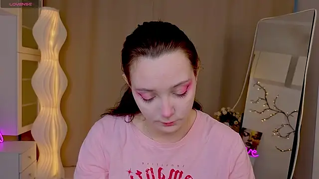 Snapshot of KaraNeagle chatting on 5, 5, 2026 KaraNeagle online show from 5, 5, 2026