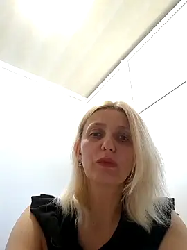 MiaLove183 online show from 25, 5, 2026