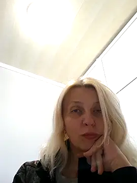 MiaLove183 online show from 18, 5, 2026