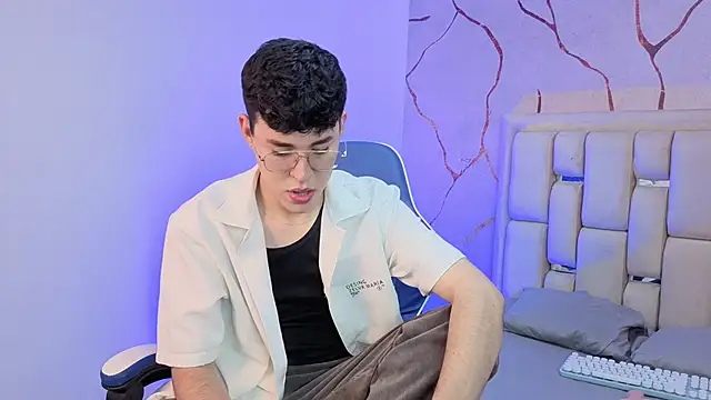 Snapshot of Tom_Parker_ chatting on 21, 3, 2026 Tom Parker online show from 21, 3, 2026