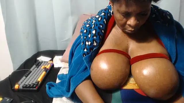 Snapshot of Lucia-boobs chatting on 28, 7, 2026 Lucia-boobs online show from 28, 7, 2026