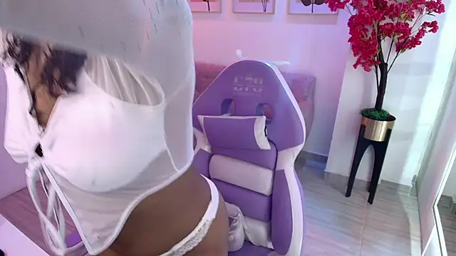 Snapshot of Lucia__vega chatting on 2, 6, 2026 Lucia vega online show from 2, 6, 2026