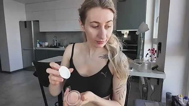 Snapshot of HEY_KITSUNKA chatting on 5, 4, 2026 HEY KITSUNKA online show from 5, 4, 2026