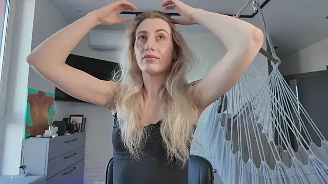 Snapshot of HEY_KITSUNKA chatting on 4, 4, 2026 HEY KITSUNKA online show from 4, 4, 2026