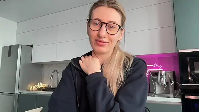 Snapshot of HEY_KITSUNKA chatting on 10, 4, 2026 HEY KITSUNKA online show from 10, 4, 2026