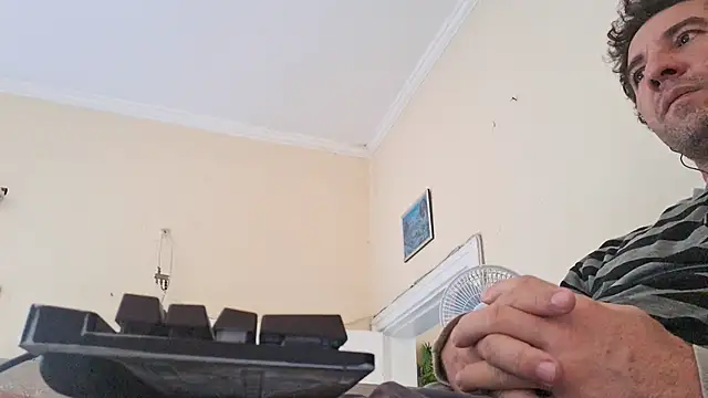 Snapshot of Sueliton2 chatting on 12, 4, 2026 Sueliton2 online show from 12, 4, 2026