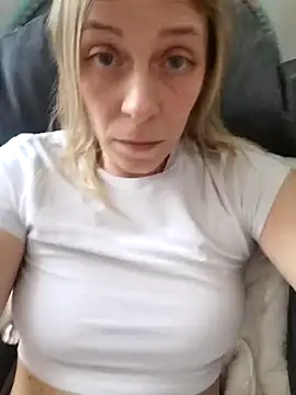 Snapshot of Foxyflame28 chatting on 23, 3, 2026 Foxyflame28 online show from 23, 3, 2026