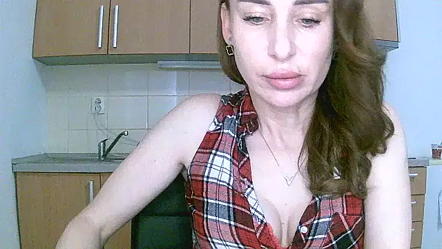 GlarysLoveressSx online show from 15, 4, 2026