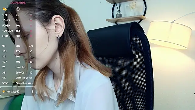 LoraLanett online show from 10, 4, 2026