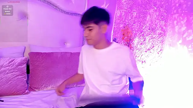 Snapshot of TylerCruz__ chatting on 5, 4, 2026 TylerCruz online show from 5, 4, 2026