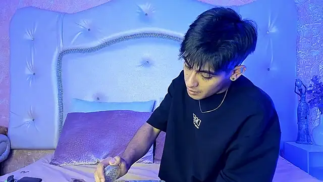 Snapshot of TylerCruz__ chatting on 7, 4, 2026 TylerCruz online show from 7, 4, 2026