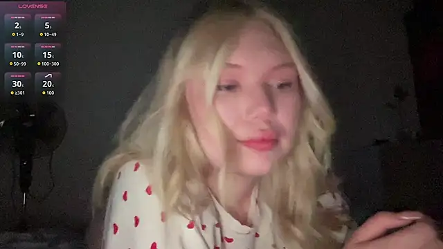 Snapshot of cutiejuliee chatting on 13, 5, 2026 cutiejuliee online show from 13, 5, 2026