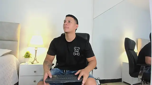 Snapshot of Chriss_Diamond chatting on 26, 5, 2026 Chriss Diamond online show from 26, 5, 2026