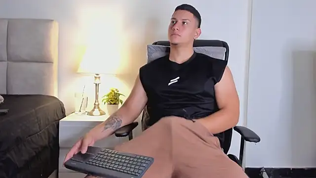 Snapshot of Chriss_Diamond chatting on 8, 6, 2026 Chriss Diamond online show from 8, 6, 2026