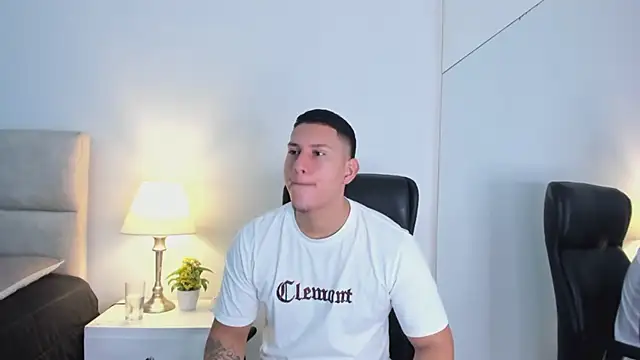 Snapshot of Chriss_Diamond chatting on 6, 6, 2026 Chriss Diamond online show from 6, 6, 2026