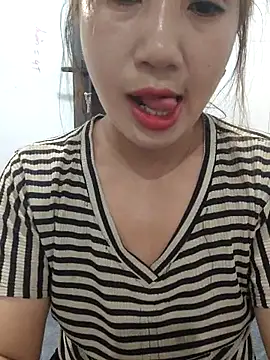 Snapshot of xinhxinh-cute chatting on 7, 4, 2026 xinhxinh-cute online show from 7, 4, 2026