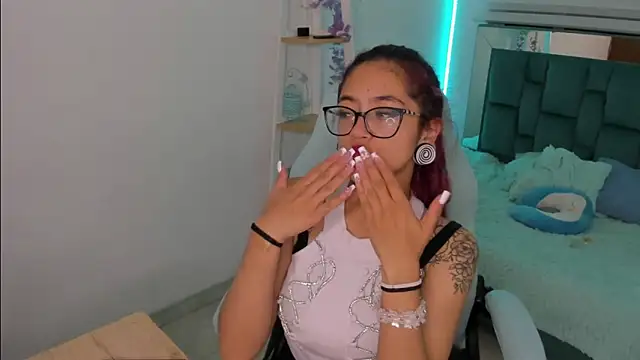 Snapshot of Sara_Red_X chatting on 17, 5, 2026 Sara Red X online show from 17, 5, 2026