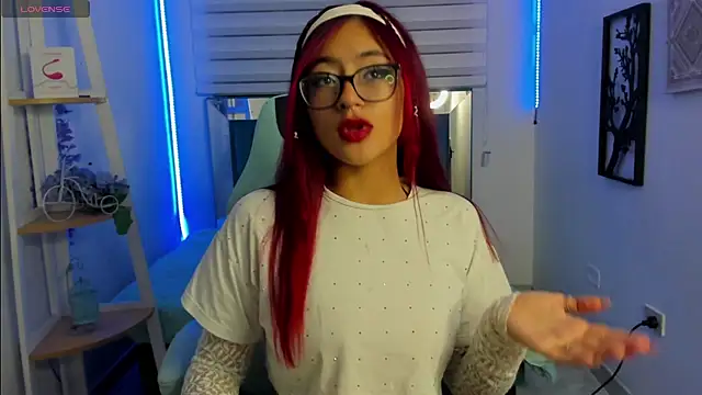 Snapshot of Sara_Red_X chatting on 17, 6, 2026 Sara Red X online show from 17, 6, 2026