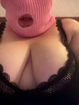 Snapshot of bella2399 chatting on 17, 4, 2026 bella2399 online show from 17, 4, 2026