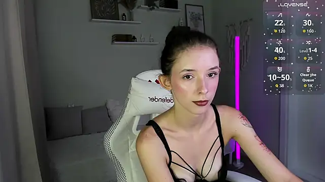 Snapshot of AnnaOddy chatting on 4, 7, 2026 AnnaOddy online show from 4, 7, 2026