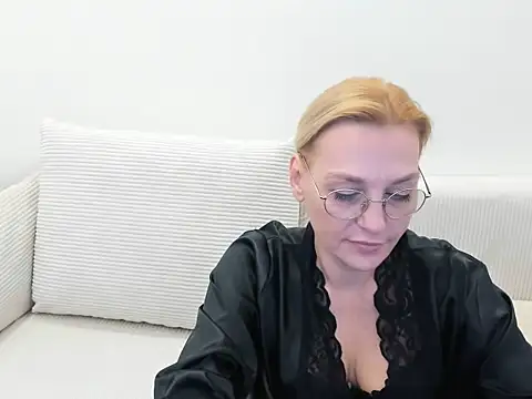 Snapshot of OeigesMik chatting on 8, 4, 2026 OeigesMik online show from 8, 4, 2026