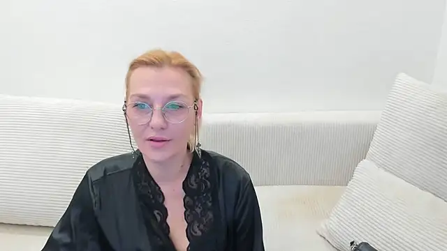 Snapshot of OeigesMik chatting on 11, 4, 2026 OeigesMik online show from 11, 4, 2026