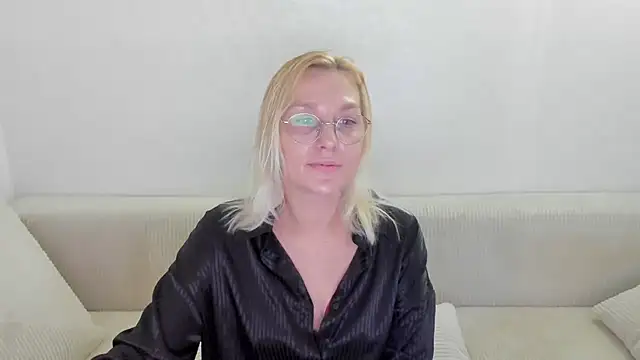 Snapshot of OeigesMik chatting on 12, 5, 2026 OeigesMik online show from 12, 5, 2026