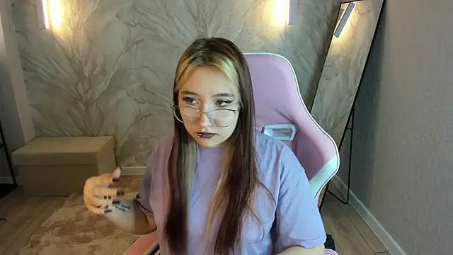 Snapshot of Luna_Host chatting on 18, 4, 2026 Luna Host online show from 18, 4, 2026