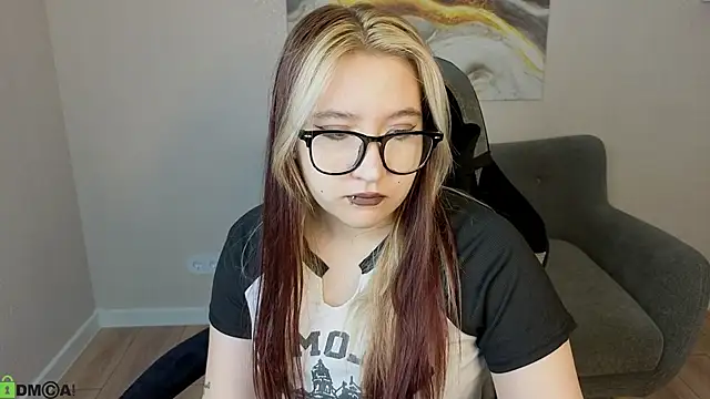 Snapshot of Luna_Host chatting on 10, 5, 2026 Luna Host online show from 10, 5, 2026