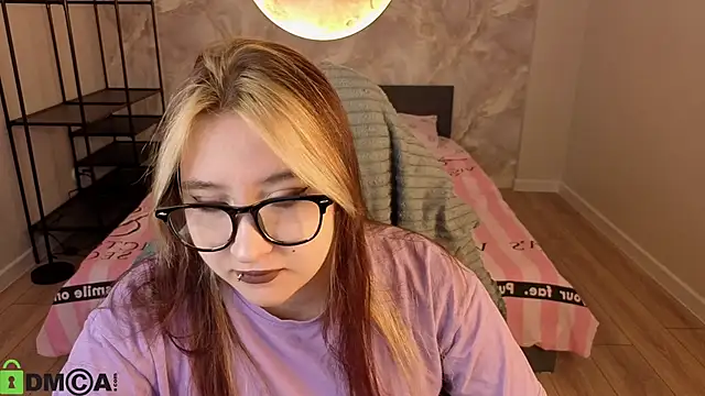 Snapshot of Luna_Host chatting on 7, 4, 2026 Luna Host online show from 7, 4, 2026