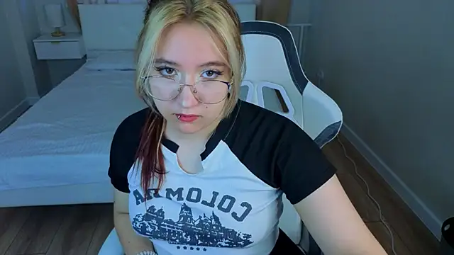 Snapshot of Luna_Host chatting on 9, 5, 2026 Luna Host online show from 9, 5, 2026