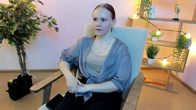 Snapshot of CharlaFenbert chatting on 29, 3, 2026 CharlaFenbert online show from 29, 3, 2026