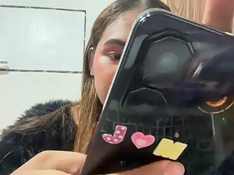 yourhotwild bella online show from 14, 4, 2026