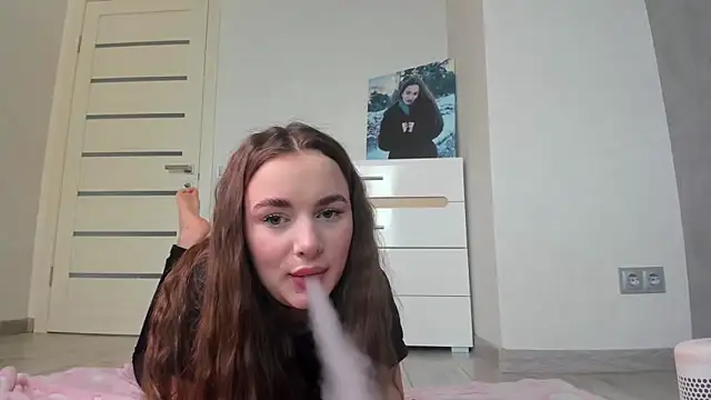 Snapshot of AlinaLuxxx chatting on 15, 5, 2026 AlinaLuxxx online show from 15, 5, 2026