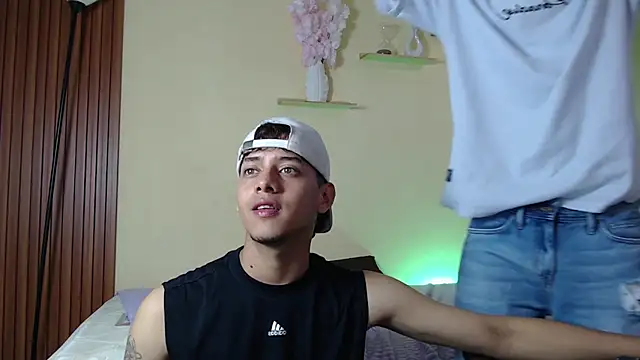 Snapshot of TwoHotTrouble_ chatting on 30, 3, 2026 TwoHotTrouble online show from 30, 3, 2026