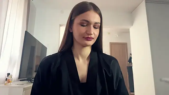 HallieHollo online show from 3, 4, 2026