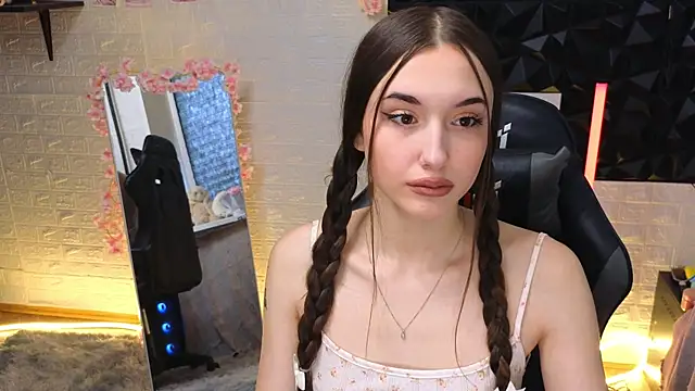 belle cute online show from 13, 4, 2026