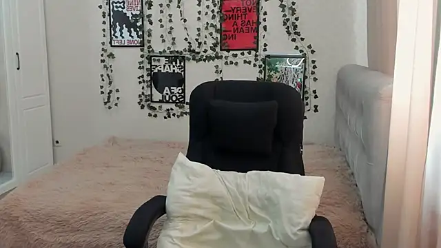 Snapshot of Emmarayder chatting on 7, 5, 2026 Emmarayder online show from 7, 5, 2026