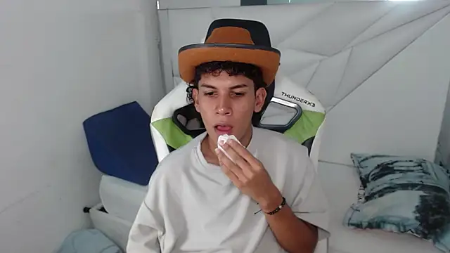 Snapshot of Taylorr_junior_ chatting on 2, 4, 2026 Taylorr junior online show from 2, 4, 2026