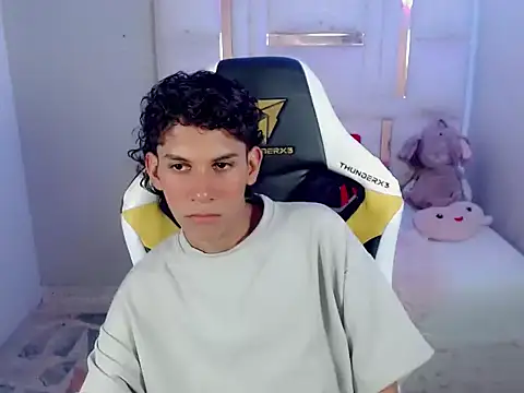 Snapshot of Taylorr_junior_ chatting on 6, 4, 2026 Taylorr junior online show from 6, 4, 2026