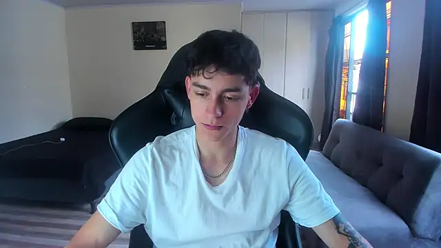 Snapshot of Luke_Chill chatting on 4, 4, 2026 Luke Chill online show from 4, 4, 2026