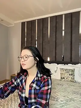 FlowyLily online show from 3, 4, 2026