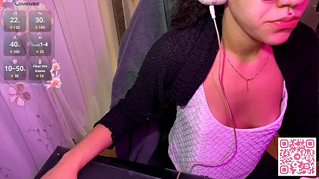 Snapshot of petitecurlybrunette chatting on 23, 5, 2026 petitecurlybrunette online show from 23, 5, 2026