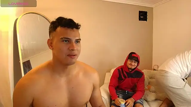 Snapshot of Maxi_and_Ares chatting on 17, 5, 2026 Maxi and Ares online show from 17, 5, 2026