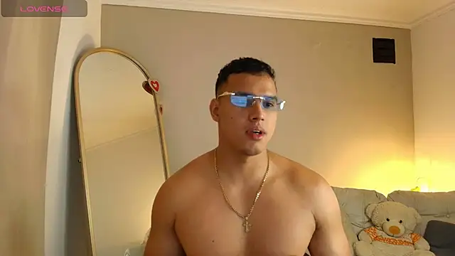 Snapshot of Maxi_and_Ares chatting on 5, 4, 2026 Maxi and Ares online show from 5, 4, 2026