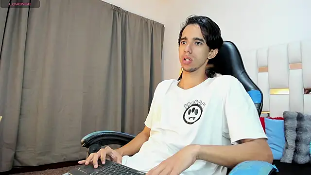 Snapshot of Alessandro_Abruzzo chatting on 25, 4, 2026 Alessandro Abruzzo online show from 25, 4, 2026