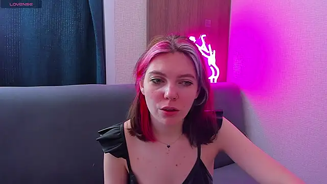 Snapshot of Marie_Reyess chatting on 4, 4, 2026 Marie Reyess online show from 4, 4, 2026