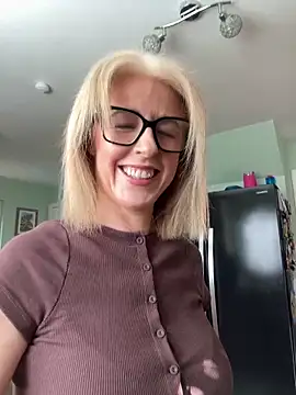 Snapshot of Laylaskyexx chatting on 13, 4, 2026 Laylaskyexx online show from 13, 4, 2026