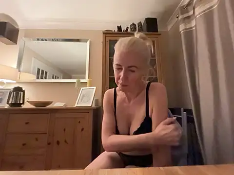 Snapshot of Laylaskyexx chatting on 5, 5, 2026 Laylaskyexx online show from 5, 5, 2026